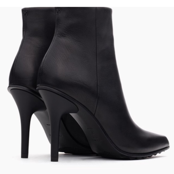 DecemberOfDawn's tweet photo. So good I had to share! Check out all the items I'm loving on @Poshmarkapp from @linaberkes #poshmark #fashion #style #shopmycloset #chanel #ragbone #jimmychoo: https://t.co/6Dst1yUhbc https://t.co/jjkVYYhIKR