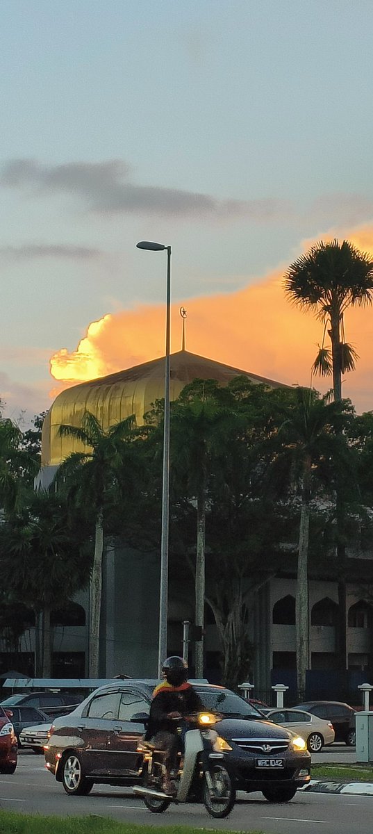 Bawa²laaaa bersihkan kubah masjid tuu... takkan laaa Boss² UKM <a href="/ukm_my/">UKM (Malaysia)</a> hari² lalu tak nampak...😂😂😂
#UKM
#UniversitiWantanKita