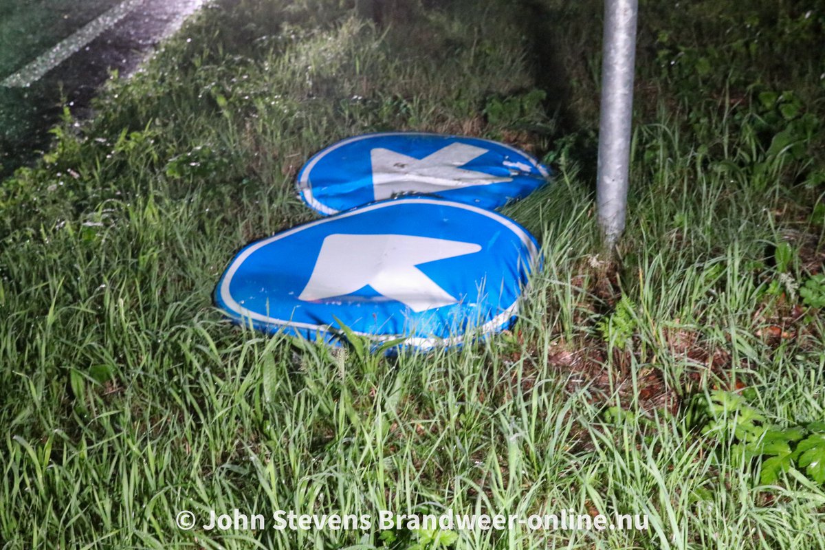 Aanrijding letsel Amersfoortseweg Hoog Soeren
 auto ramt boom en diverse verkeersborden waarvan er een deel(stalen stang) door de vooruit is gevlogen
📸John Stevens