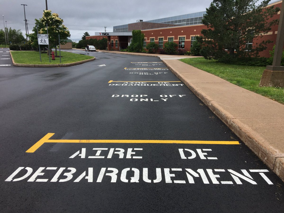 Il y a quelques semaines j’ai envoyé un courriel à la direction du YMCA à Moncton pour souligner que les indications étaient en anglais seulement sur le stationnement qui venait d’être réasphalté. Voilà que l’indication «Aire de débarquement» fait son apparition.
