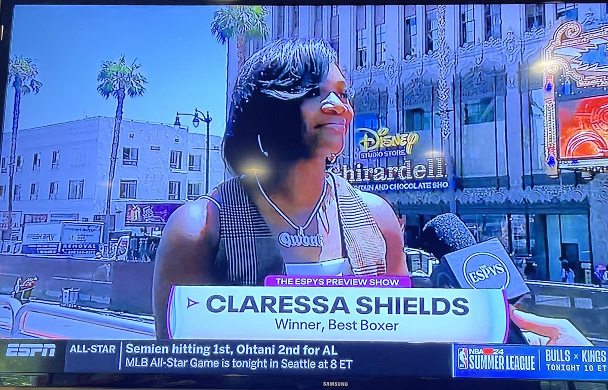 MarkTaffetMedia's tweet photo. WHOA!! @Claressashields just became the FIRST woman to ever win the @ESPYS for #BestBoxer!! The #GWOAT amongst men!! Congratulations Claressa!!! @SalitaProm @WomensSportsFdn @WBCBoxing @boxingwriters @PFLMMA https://t.co/aIlBrA8j3v