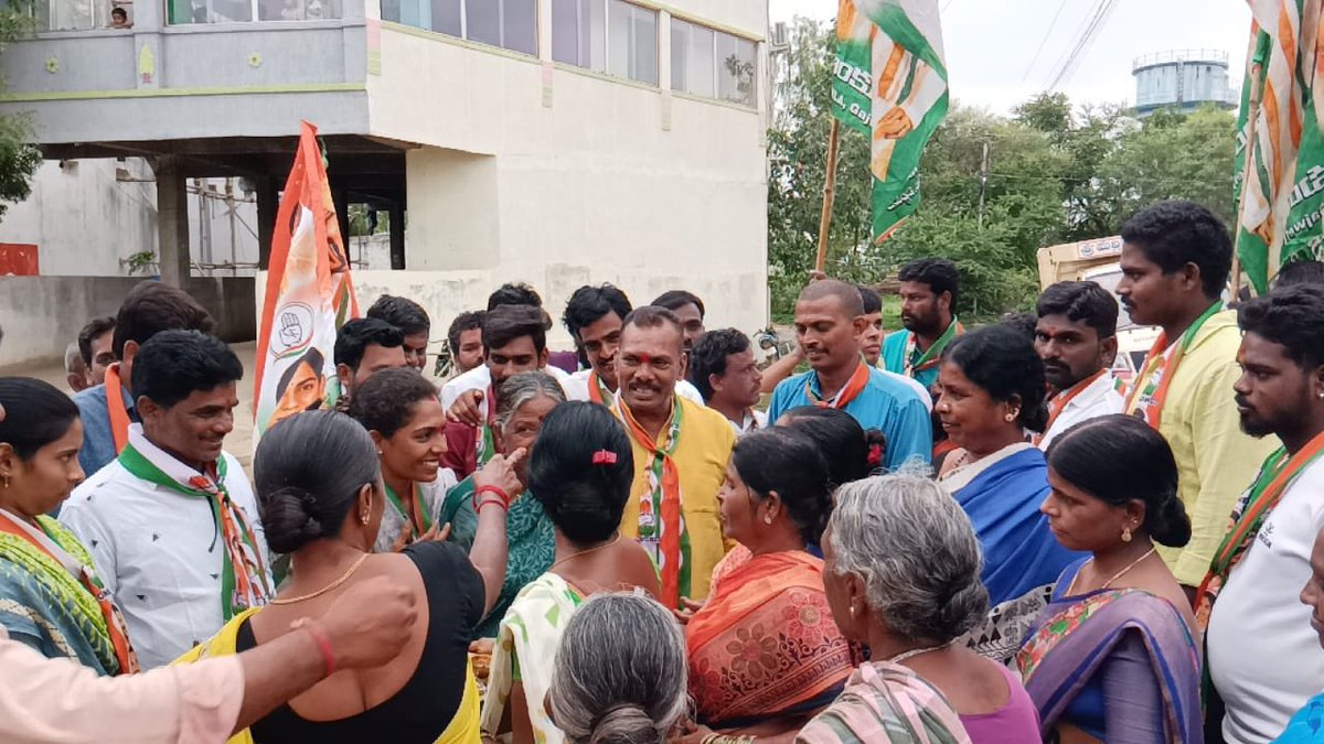 ankshathumkunta's tweet photo. *గజ్వేల్ ఆత్మగౌరవ యాత్ర_✊🏻*
 
గజ్వేల్ ఆత్మగౌరవ యాత్ర 2వ రోజులో భాగంగ మనోహరాబాద్ మండల, ముప్పిరెడ్డిపల్లి గ్రామంలో, ప్రజల కష్ట సుఖలను అడిగి తెలుసుకూంటున్న మన ప్రియతమ నాయకుడు తూంకుంట నర్సారెడ్డి.

 జనం కోసం నర్సన్న జనంతో నర్సన్న.

#Thumkuntanardareddy #ankshareddy https://t.co/KWuEl7MuPV