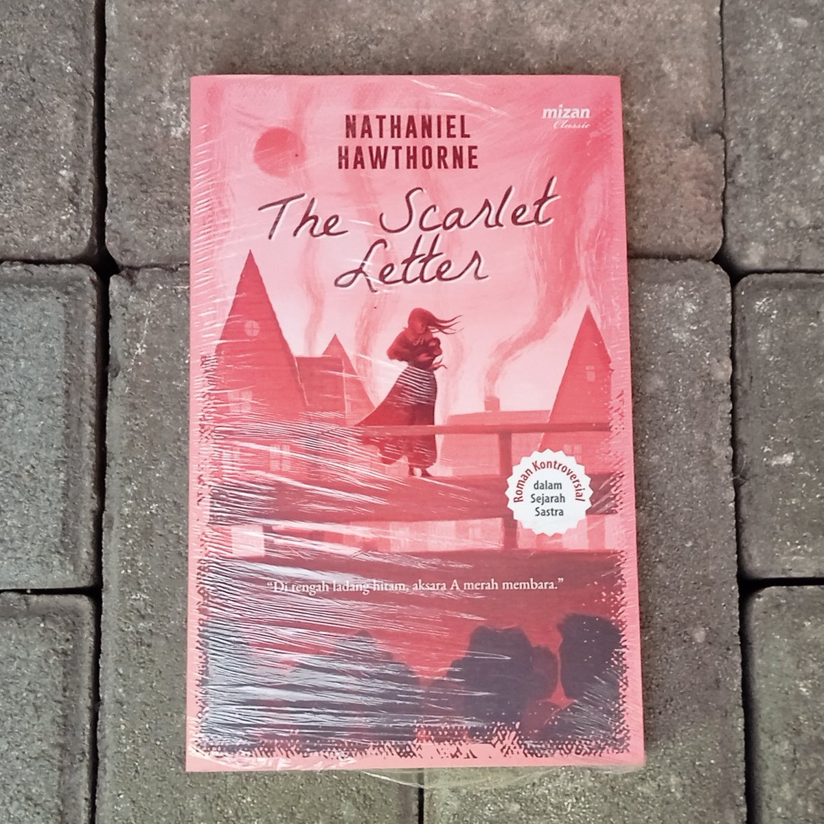 "Penduduk kota menghukumnya dengan mengalungkan huruf A merah besar dan mengadilinya di depan umum. Hidup Hester  berakhir sudah. Atau benarkah demikian?"

THE SCARLET LETTER - Nathaniel Hawthorne, Rp98.000. Pesan via tokopedia.com/kineruku/the-s…