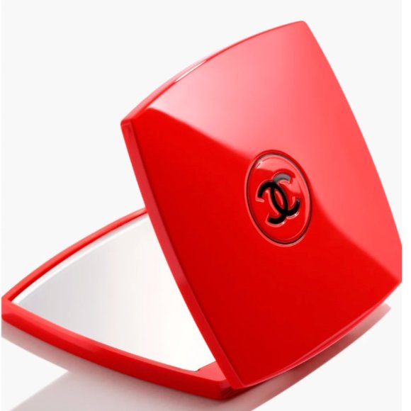 zelodius's tweet image. So good I had to share! Check out all the items I'm loving on @Poshmarkapp #poshmark #fashion #style #shopmycloset #dolcegabbana #dooneybourke #chanel: posh.mk/ZZG1d1DFmBb