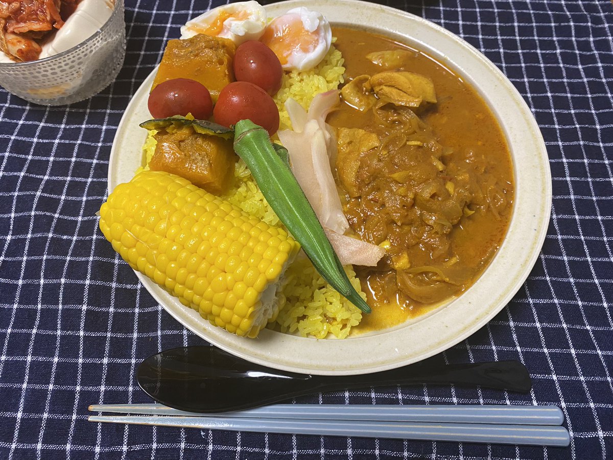 カレーを食べました。トマトの酸味が効いてるカレーです。 https://t.co/DWxrsM5khF