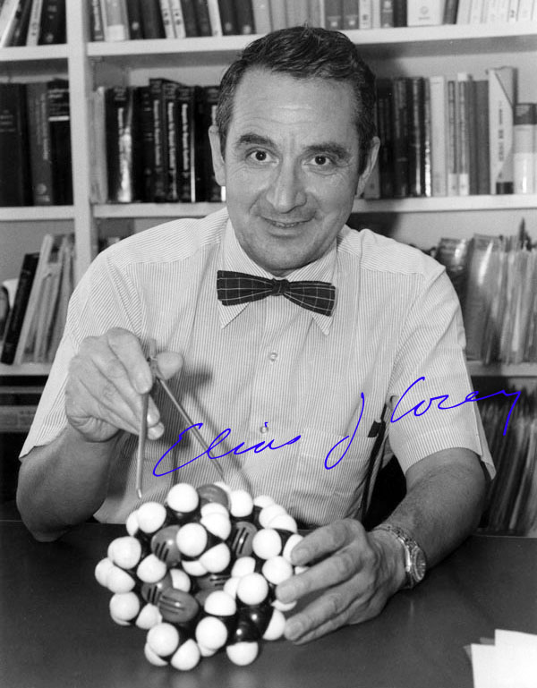 🎁HBT #chemistry #NobelLaureate 1990 E. J. Corey turning 95 today. PhD with J. C. Sheehan @MITin 1951; faculty member @UofIllinois, full professor at age 27. In 1959 he moved to @HarvardCCB where he has been ever since, still active prof. em. He educated over 700 group members,