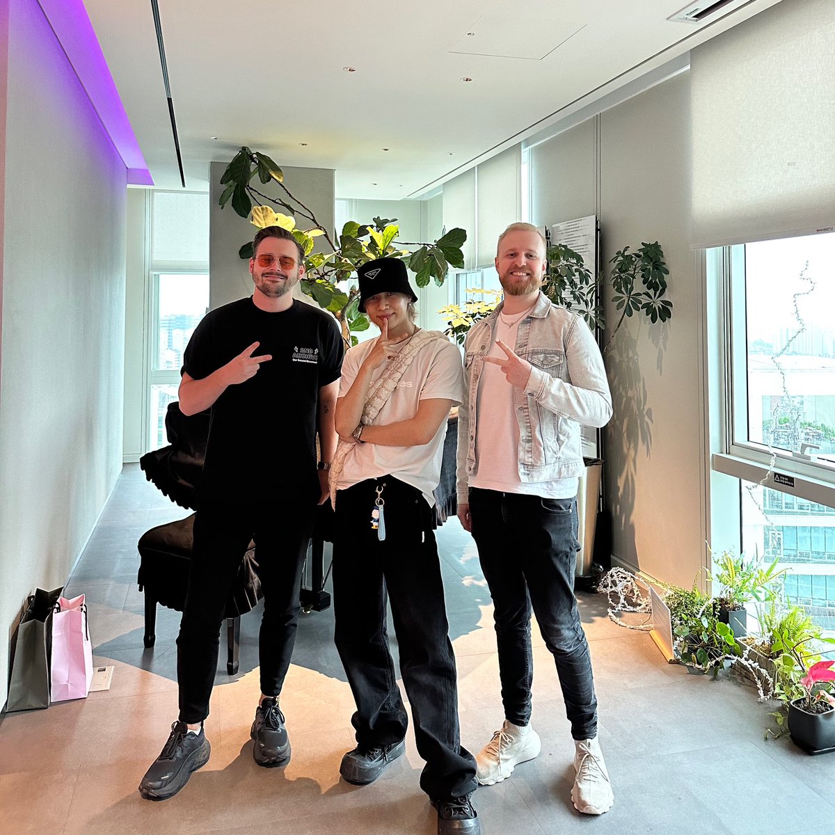 latamshinee's tweet photo. [INFO]

🔺️#Taemin se ha reunido con los compositores internacionales en SM camp, asi que definitivamente podemos esperar un solo comeback pronto!

Dato: Moonshine ya trabajó con Taemin en Advice.

#태민 @SHINee #SHINee #샤이니 https://t.co/x6jbyl2JYy