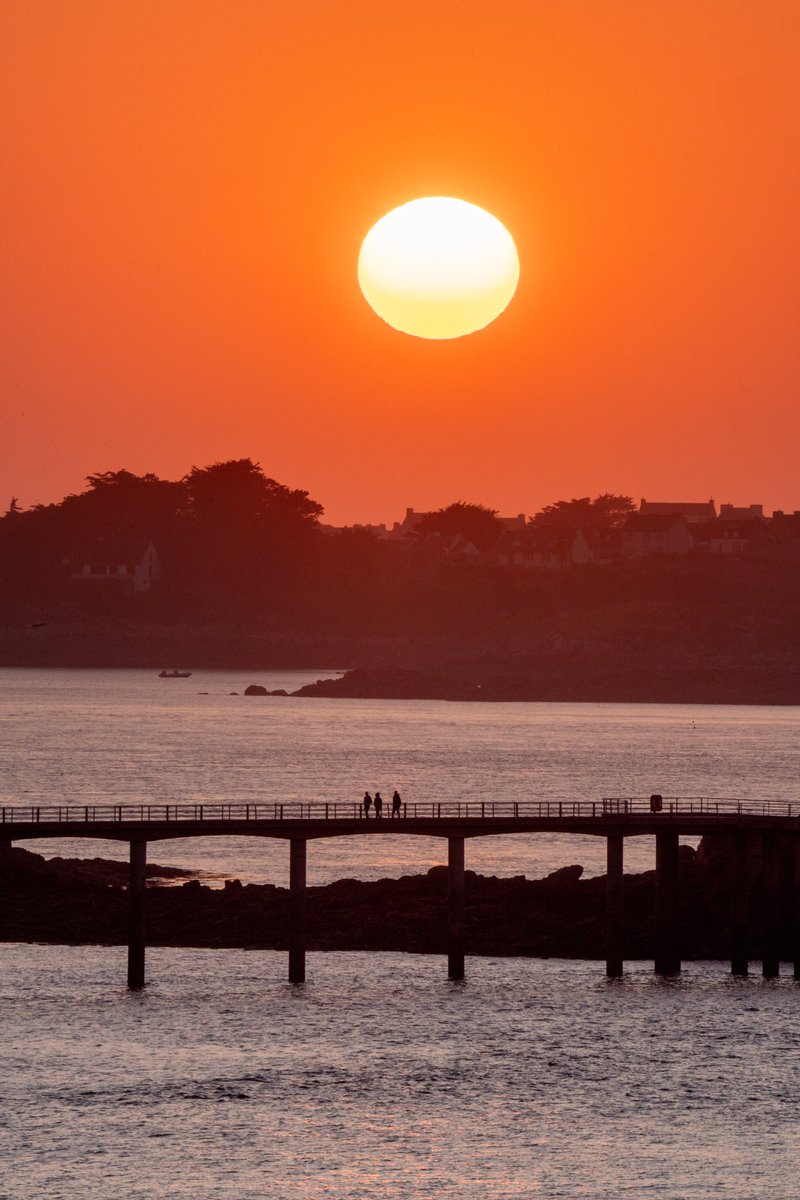 L'estacade de Roscoff au coucher du soleil.