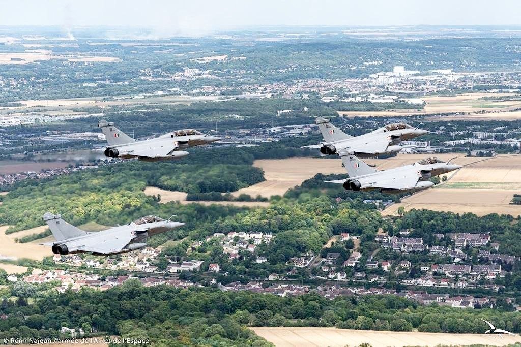 NewsTapBangla's tweet image. ⚡🇮🇳🤝🇫🇷 14 জুলাই আসন্ন ব্যাস্টিল ডে প্যারেডের জন্য নিখুঁত সিঙ্ক্রোনাইজেশন অর্জনের জন্য প্যারিসের আকাশে ভারতীয় এবং ফরাসি এয়ার ফোর্স রাফেল অনুশীলন করে: ইন্ডিয়া এয়ার ফোর্স (IAF) 
@IAF_MCC  
#DefenceUpdate