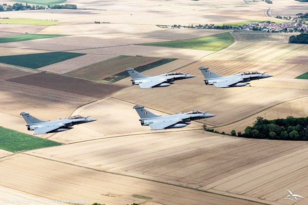 NewsTapBangla's tweet image. ⚡🇮🇳🤝🇫🇷 14 জুলাই আসন্ন ব্যাস্টিল ডে প্যারেডের জন্য নিখুঁত সিঙ্ক্রোনাইজেশন অর্জনের জন্য প্যারিসের আকাশে ভারতীয় এবং ফরাসি এয়ার ফোর্স রাফেল অনুশীলন করে: ইন্ডিয়া এয়ার ফোর্স (IAF) 
@IAF_MCC  
#DefenceUpdate