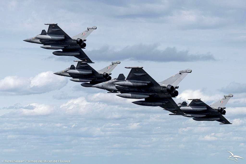 NewsTapBangla's tweet image. ⚡🇮🇳🤝🇫🇷 14 জুলাই আসন্ন ব্যাস্টিল ডে প্যারেডের জন্য নিখুঁত সিঙ্ক্রোনাইজেশন অর্জনের জন্য প্যারিসের আকাশে ভারতীয় এবং ফরাসি এয়ার ফোর্স রাফেল অনুশীলন করে: ইন্ডিয়া এয়ার ফোর্স (IAF) 
@IAF_MCC  
#DefenceUpdate