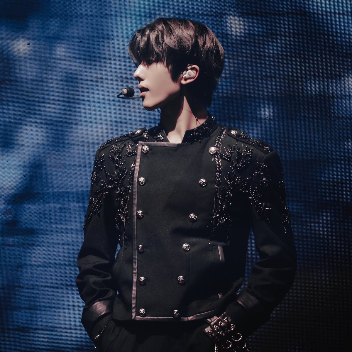 tiny__ji's tweet image. hand over mouth.