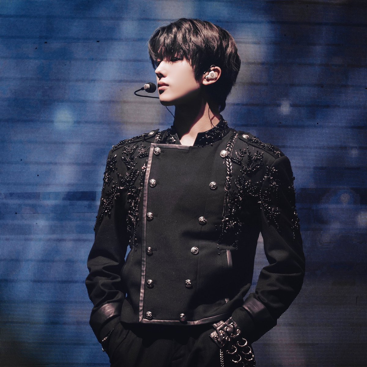 tiny__ji's tweet image. hand over mouth.