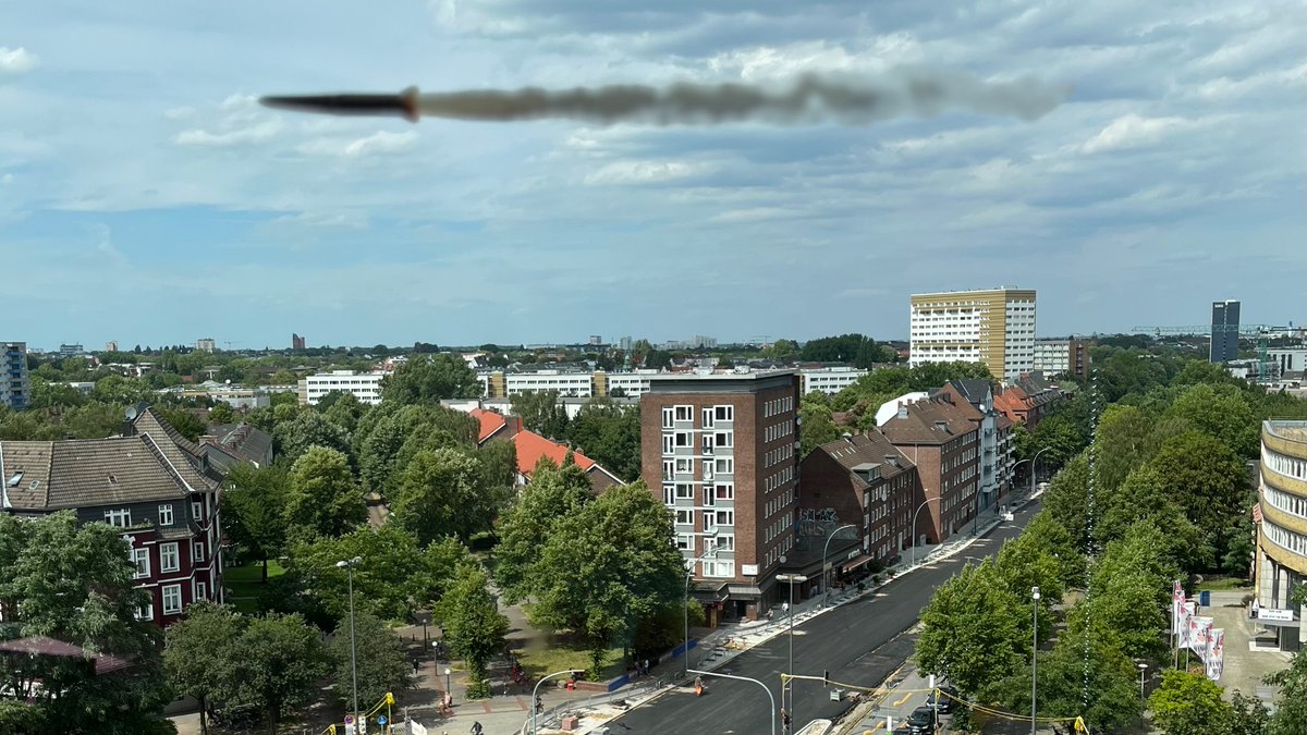 dakrumwiede's tweet image. Stolperstein am Himmel. Heut gesehen über Hamburg. #russianrocket #ukraine #NATOSummit