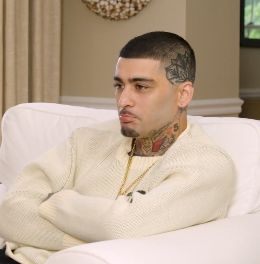 agustdlibyh's tweet photo. CÓMO QUE ESA ES LA CARA DE ZAYN CUANDO DIJO LO DE SUS GALLINAS, AYUDA ABRÁCENLO U MÁNDENLE 20 GALLINAS MÁS Y UN VETERINARIO DE GALLINAS 😭 https://t.co/13lw8XdUKt