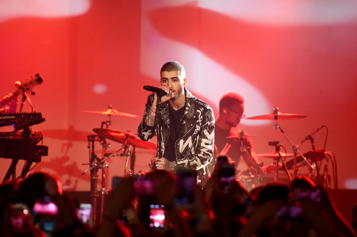 zmdaily's tweet photo. #ZaynOnCallHerDaddy
Zayn on performing again  

“I’m still very nervous now cuz it’s been a few years that I’ve been on stage. BUT I have this energy to like, I feel that I have something to give and I want to get on stage and be there again. To feel that.” https://t.co/1RXhtb7N7Z