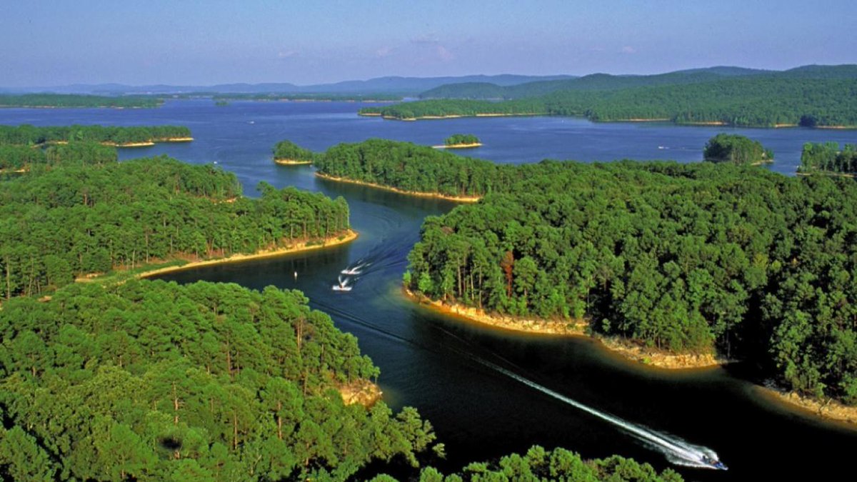 #LakeTrivia Did you know Lake Hamilton is nestled in the heart of the Ouachita Mountains?

📸: Arkansas Tourism

#LakeHamilton #ArkansasLake #OuachitaMountains #WaterSports #FishingLife
#KayakingAdventure #NatureLovers #LakeLife #OutdoorRecreation #ScenicEscape