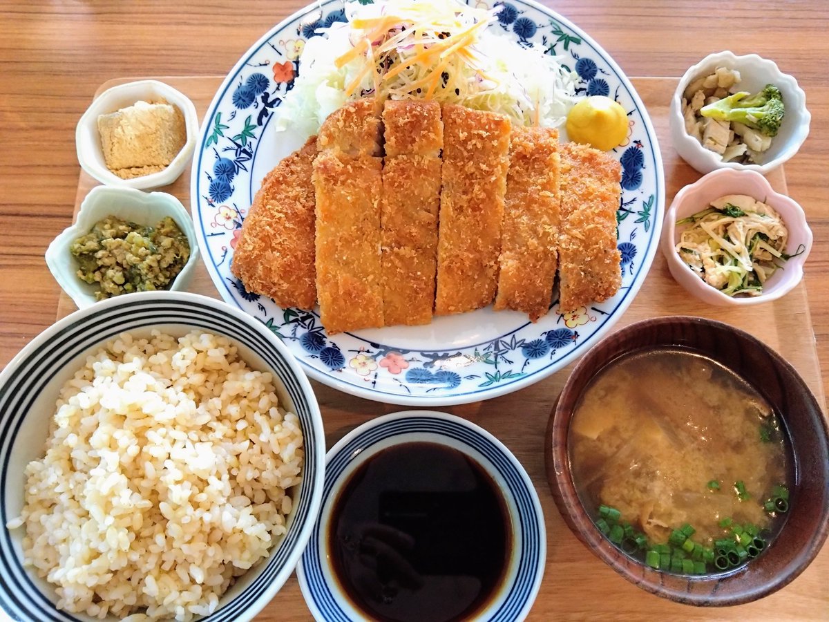 anohirealestate's tweet photo. お昼はロースカツ定食を頂きました✨お肉は高知の四万十ポーク。衣薄めサクサクで洋食寄り、カツレツのような軽快感。暑いときに合ってる。
#料理好きな人と繋がりたい #お腹ペコリン部 #BOBKITCHEN #食事記録 https://t.co/KPSrsvlJZG