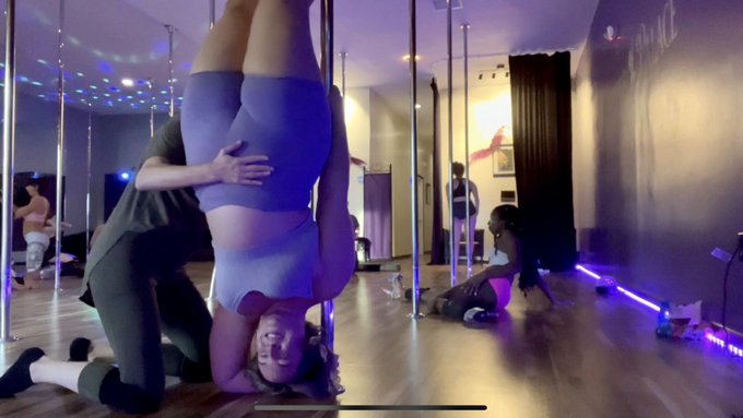 This pole class i did a while back def fucked my back up lol cause wtf this lil lady have me doing https://t<a href="/tag/supermario"class="tags"><span>#supermario</span></a><a href="/tag/princesspeach"class="tags"><span>#princesspeach</span></a>