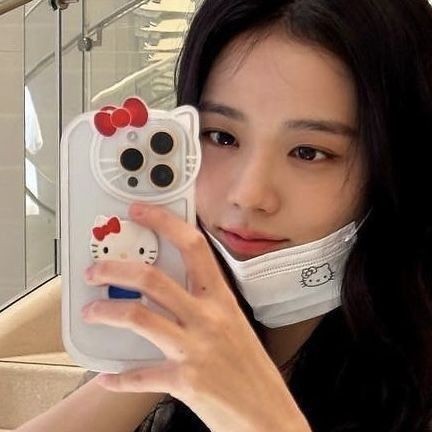 jxnnruby's tweet photo. quiero a alguien que me ame como jisoo ama a hello kitty 💘💘 https://t.co/2BhGofbl3Z