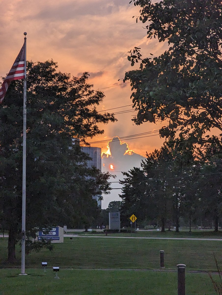 AhmadBajjeyWx's tweet image. Mitten State in the Clouds.
Our assignment editor Jeff spotted this outside our studio.
#Michigan #clouds #MittenState #weather #Detroit @CBSDetroit