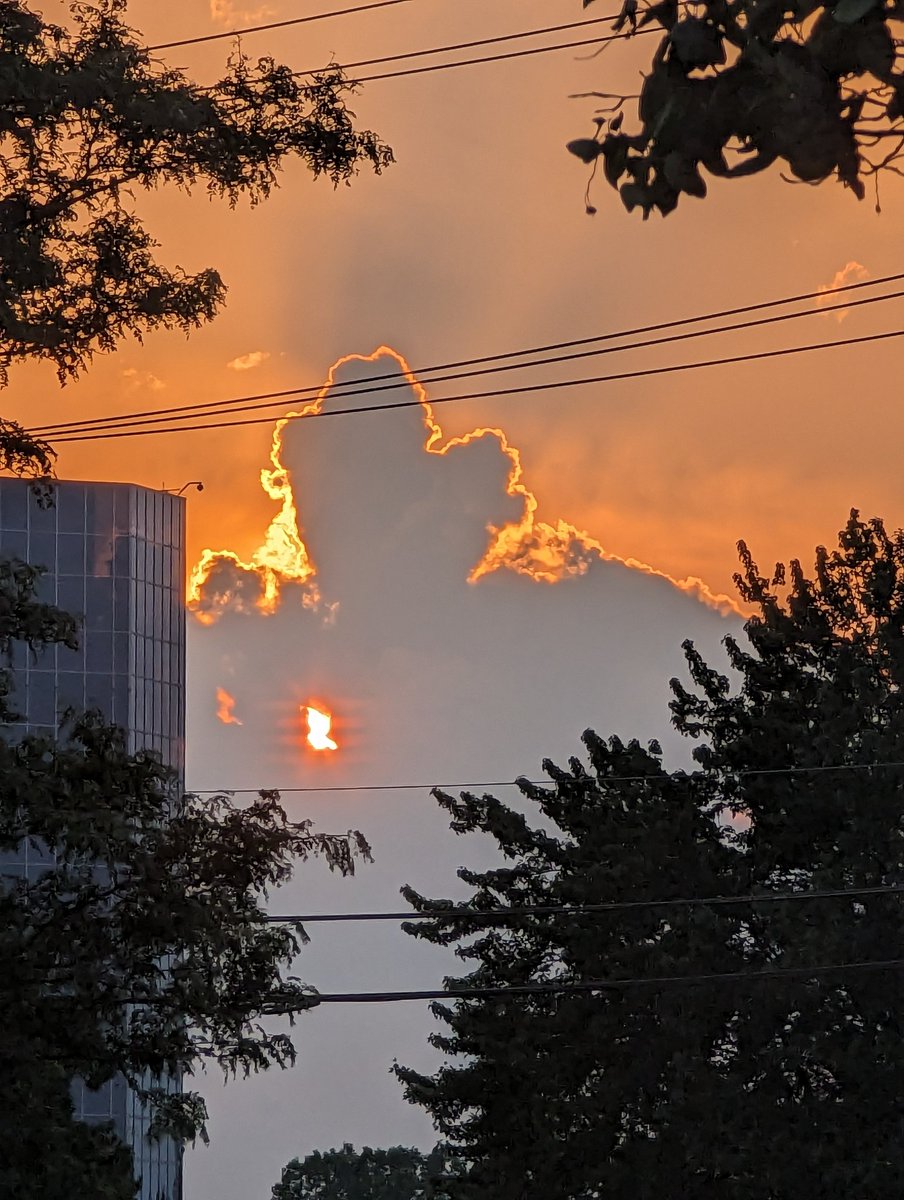AhmadBajjeyWx's tweet image. Mitten State in the Clouds.
Our assignment editor Jeff spotted this outside our studio.
#Michigan #clouds #MittenState #weather #Detroit @CBSDetroit
