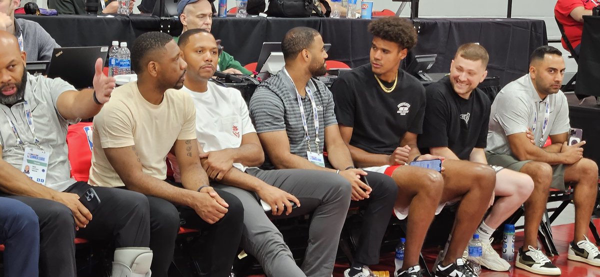 Eric Gordon is in the building sitting beside former #Suns player development coach Corey Vinson, who is sitting beside Cam Johnson. #NBASummerLeague https://t.co/AzwzdLYouV