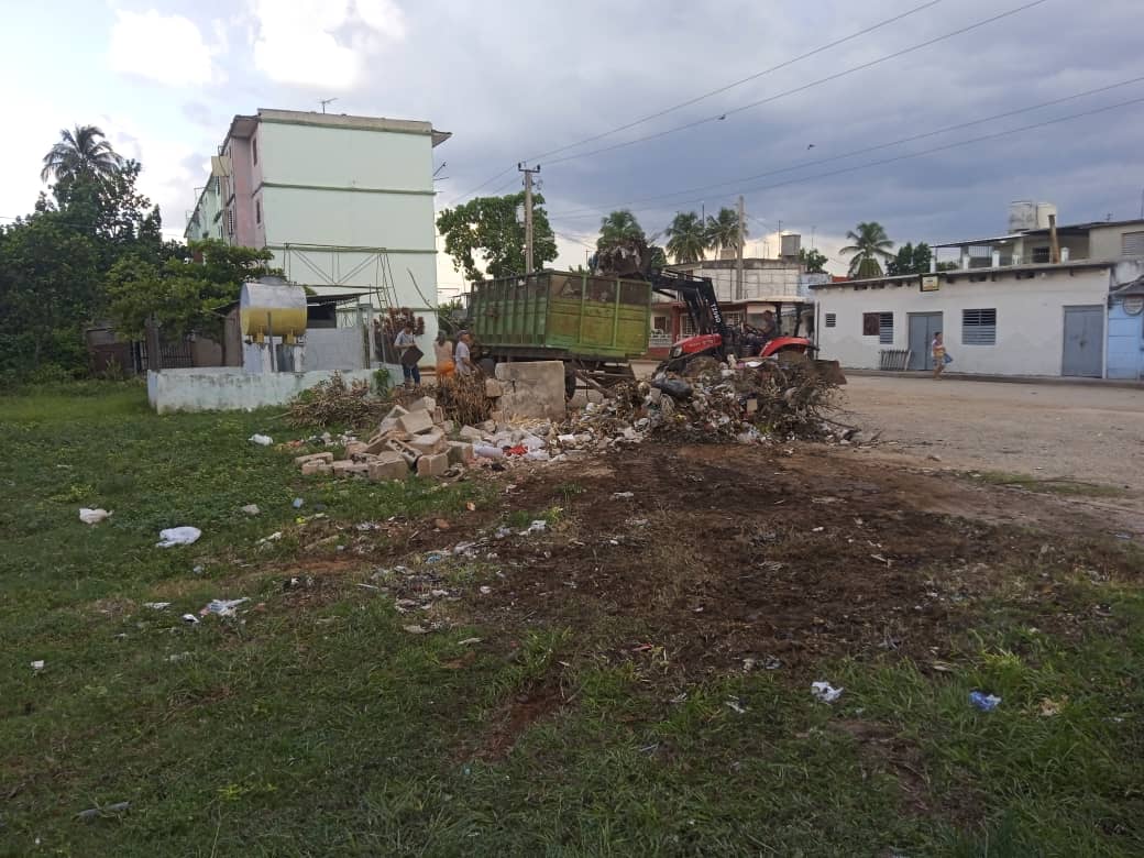 comunales_jg's tweet photo. Los trabajadores de los servicios comunales Siguen trabajando en la higienización del pueblo eliminando micro vertedero Calle 21 edificios de la zona B #JagueyEnVictoria #MatancerosEnVictoria #BamosPorMas @IvnMartnezIzqu1 @LuzardoMagdiel @DomingoHer31468 https://t.co/leZdjY4qpO