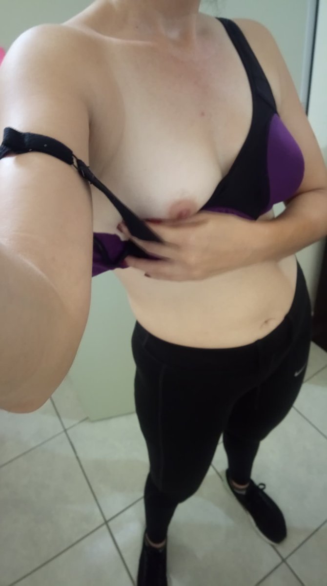CAMILA441147900's tweet photo. TANTAS MIRADAS LASCIVAS EN EL GIMNASIO HACEN QUE UNO LLEGUE DEMASIADO CALIENTE A CASA, Y MI MARIDO NO ESTA #HotWife https://t.co/X1m4B78Mh6