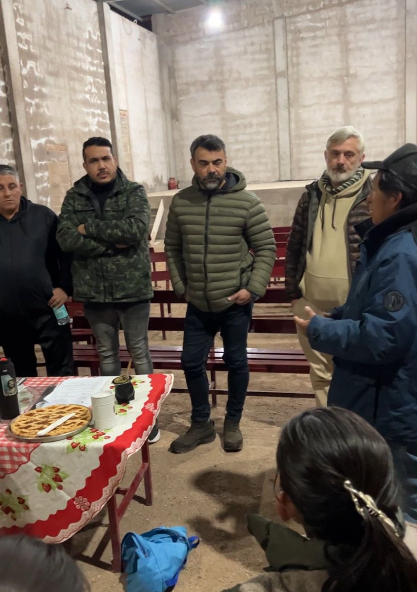 AdrianLaRioja's tweet photo. El Dato Político:

Lo que pide @QuintelaRicardo dejar las oficinas y salir a los barrios.

Los concejales @Hectorherrerok junto a @facupuy y el dirigente @martillanez , se reunieron con vecinos de los barrios. Cristo de Abrahan, Virgen desatanudos y 11 de junio para trabajar de manera conjunta por las diferentes problemáticas de esas comunidades barriales