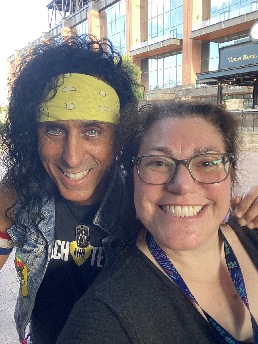 DeeDee 🌻 tweet media