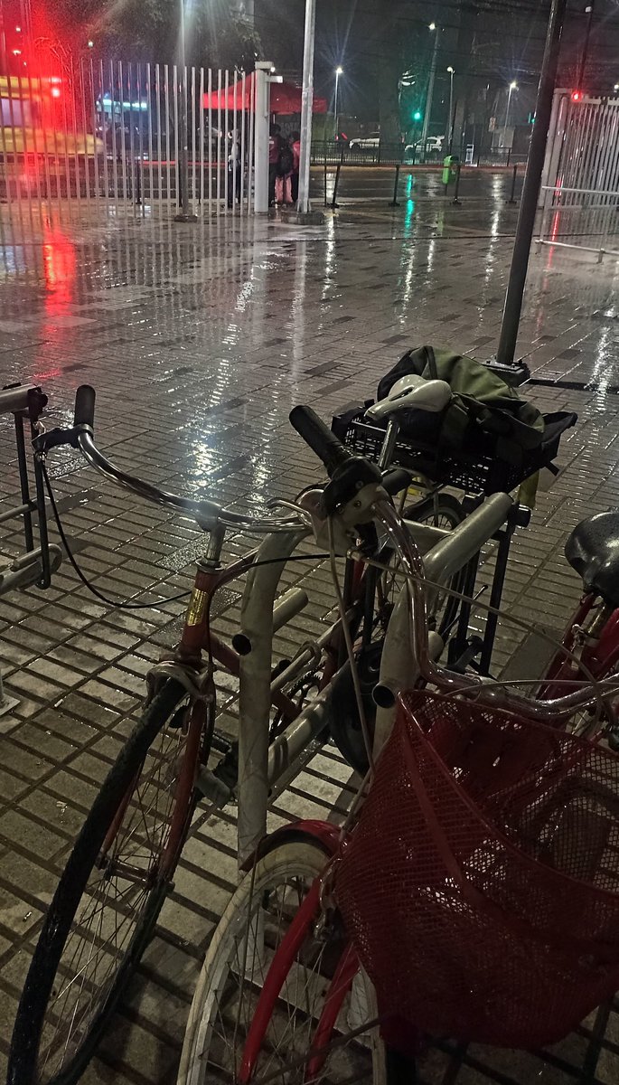 arriagadaPAD's tweet photo. La opción intermodal en días de lluvia es ideal para ciclistas de (semi)azúcar 🌧️🚲🍭🚇, te mojas lo suficiente para sentir que aún eres parte de la naturaleza pero alcanzas a llegar a casa antes de enfriarte. ☕🧣🐼🫓 #LineaCero https://t.co/4tuXFzWhMc