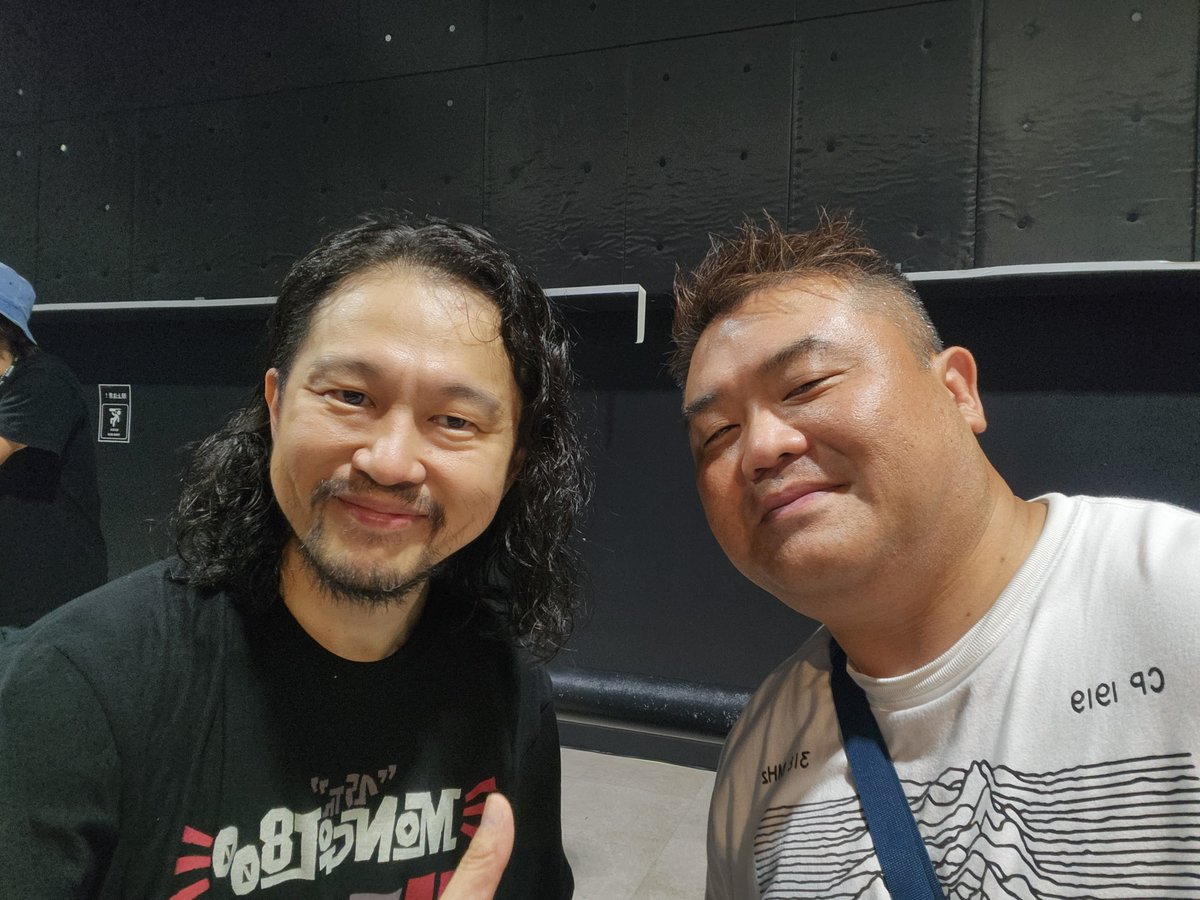 tomokazkawamura's tweet photo. 昨日のモンパチとスカパラのツーマンライブほんと凄かった。感動的でした。
MONGOL800サポートギターのクボティさん @kuboty666 と久々にお会いできました。
One Control OC-10などをお使いいただいております。いつも��りがとうございます。皆さんも参考になさってください。
#MONGOL800 
#スカパラ https://t.co/BeGz57bm17