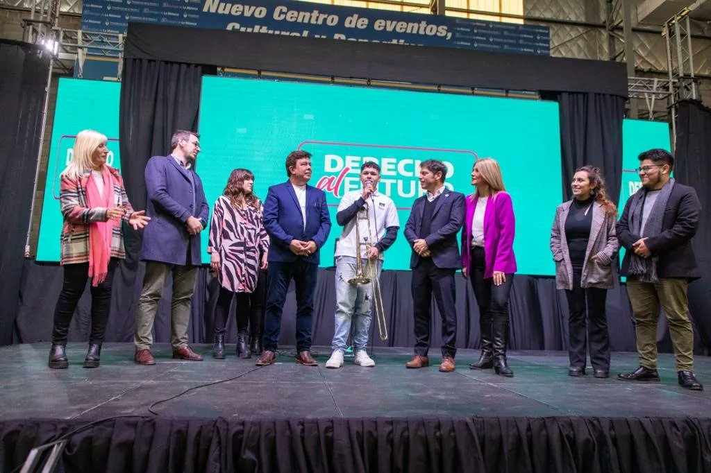 silvia_francese's tweet photo. Con la felicidad de niñas, niños y jóvenes como protagonistas @FerEspinozaOK junto a @magariovero @Kicillofok y @fundacionbapro realizaron la entrega de instrumentos e insumos musicales a Orquestas escuelas y Coros juveniles de #LaMatanza https://t.co/EBUgQLdBLW