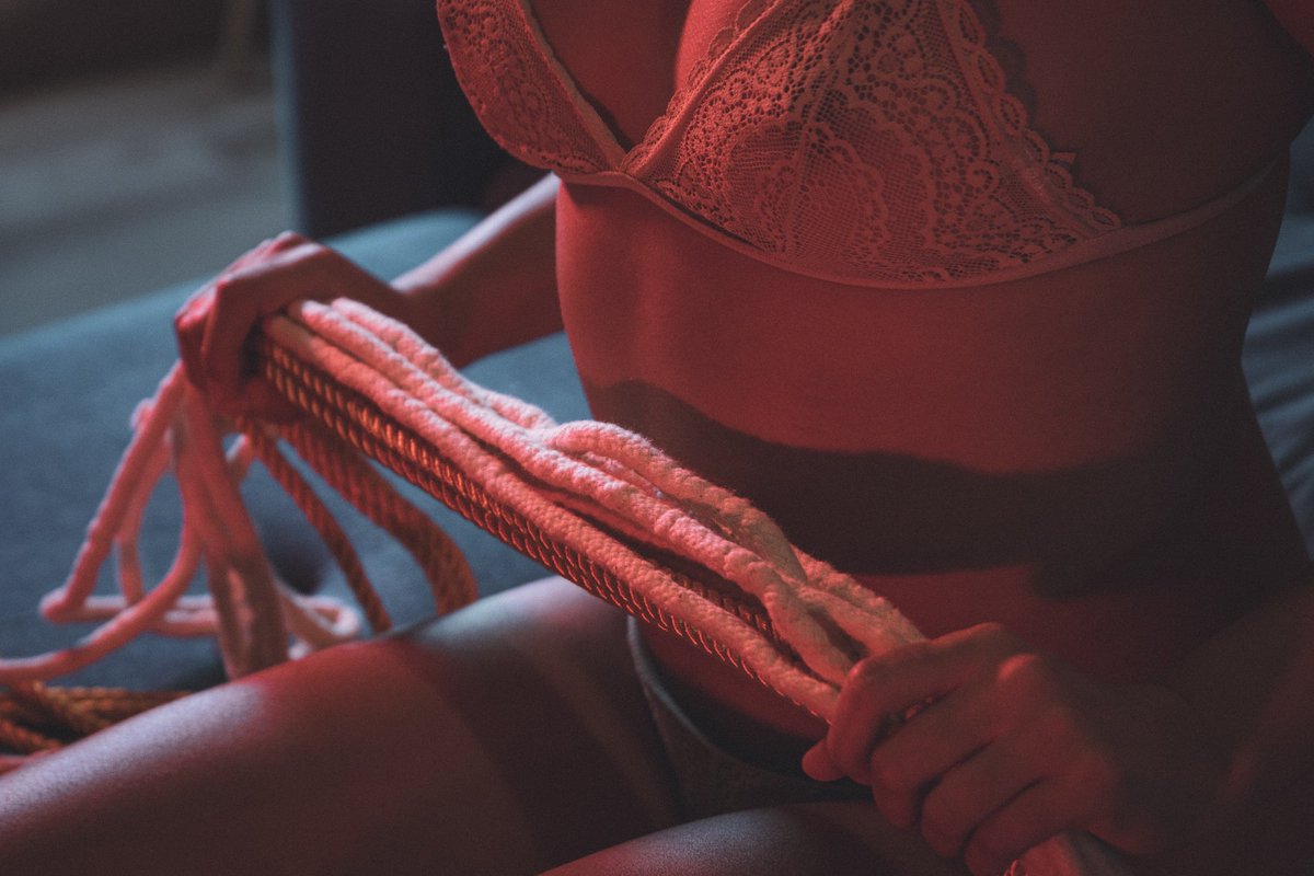 shibari1910's tweet photo. No hay nada más sensual que la belleza natural de la mujer. #shibari #medellin https://t.co/vZZ2yRcq1F