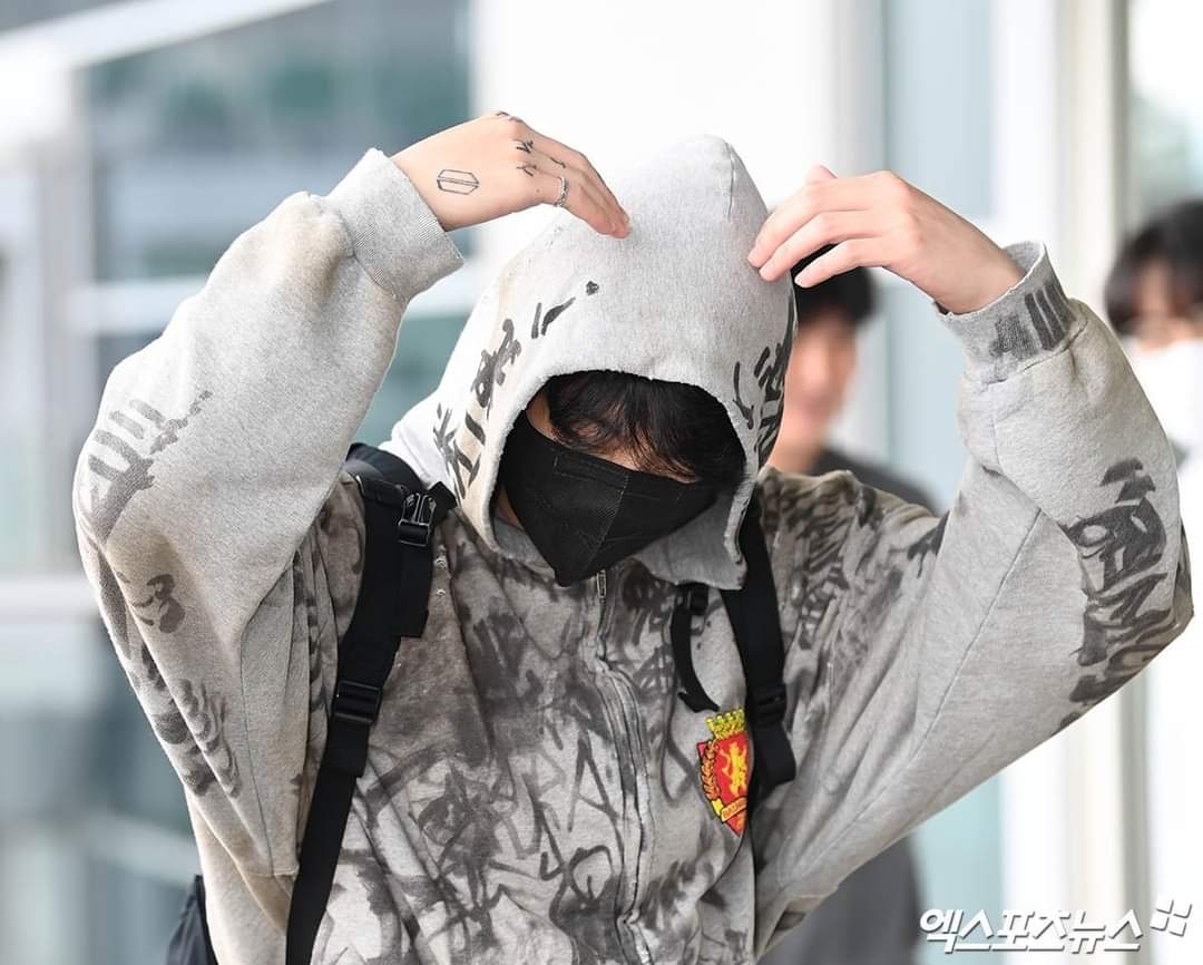 BchThng15's tweet photo. Have a safe flight 🐰🐰
#jungkook #방탄소년단 https://t.co/ZWGQSowKyt