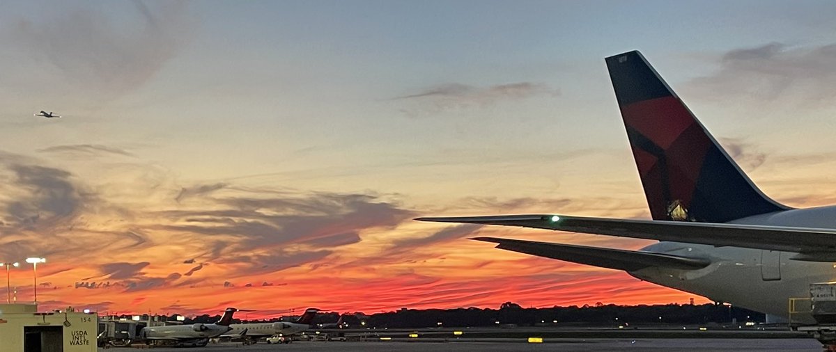 God took his paintbrush out tonight. So beautiful. <a href="/ATLairport/">Atlanta Airport</a> <a href="/wxchanneldesk/">The Weather Channel</a>