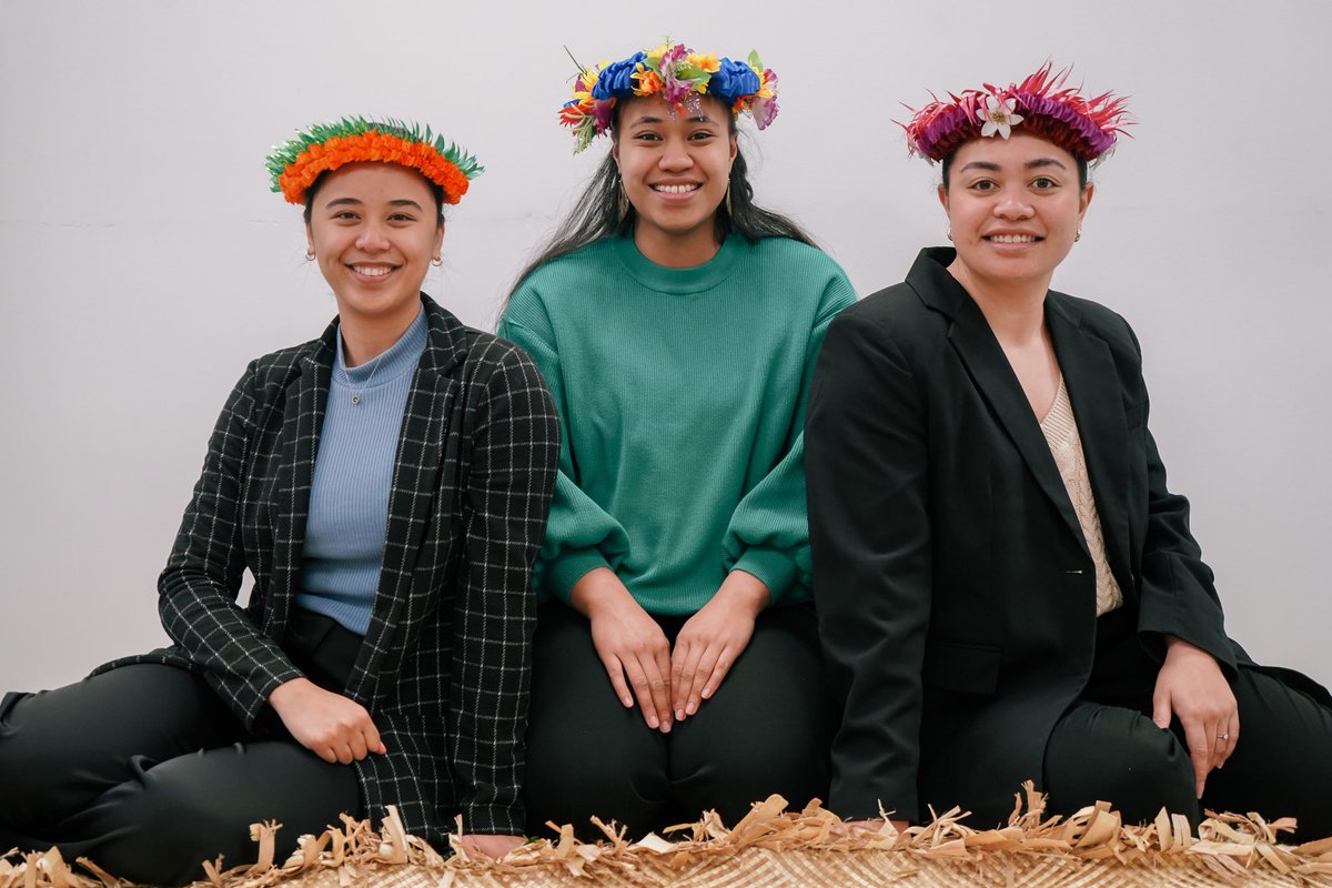 MedicalPasifika's tweet photo. #KiribatiLanguageWeek 🇰🇮 some of our staff getting in and amongst the celebrations for Wikin te Taetae ni Kiribati, donning a Te Bau (Kiribati headdress) https://t.co/6a26gOcesN