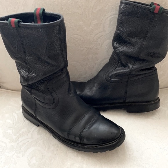 cakewalk8's tweet photo. So good I had to share! Check out all the items I'm loving on @Poshmarkapp #poshmark #fashion #style #shopmycloset #gucci #valentinogaravani #burberry: https://t.co/B6mXQva0vR https://t.co/zHGtTpIf4j