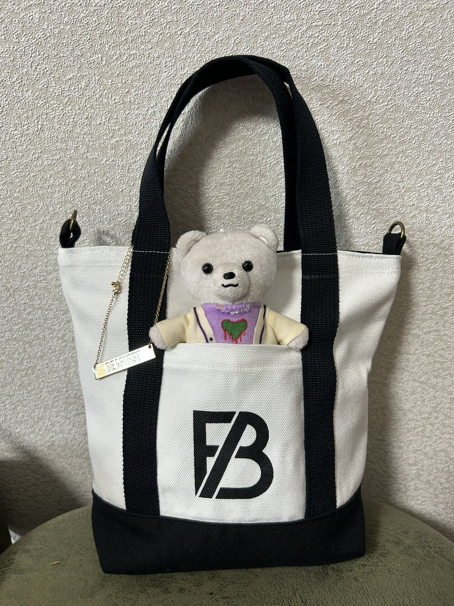 ayako_milk's tweet photo. 大きいトートバッグの使い道なくて💦思い立って分解、裁断して後戻り出来ん状況に自分を追い込み🤣YouTube先生見ながら作った😭🙌裁断ミスでソウタくんの名前が上にいっちゃったけど💦できたー！後は白黒逆バージョンも作ろうかな。ポッケの中にBE:FIRSTw
#BESTYハンドメイド部 https://t.co/UGHs6eFU8Z