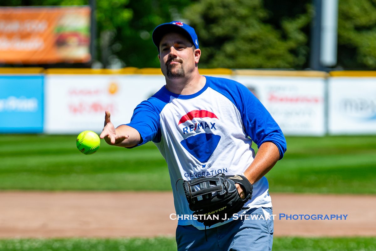 On our Facebook page, there's a bit of a discussion as to which photo is the #yyjsports action shot of the day from the #FieldofDreams charity game.
Feel free to weigh in with your vote, #yyj! ⚾️
📷@cjs_photography