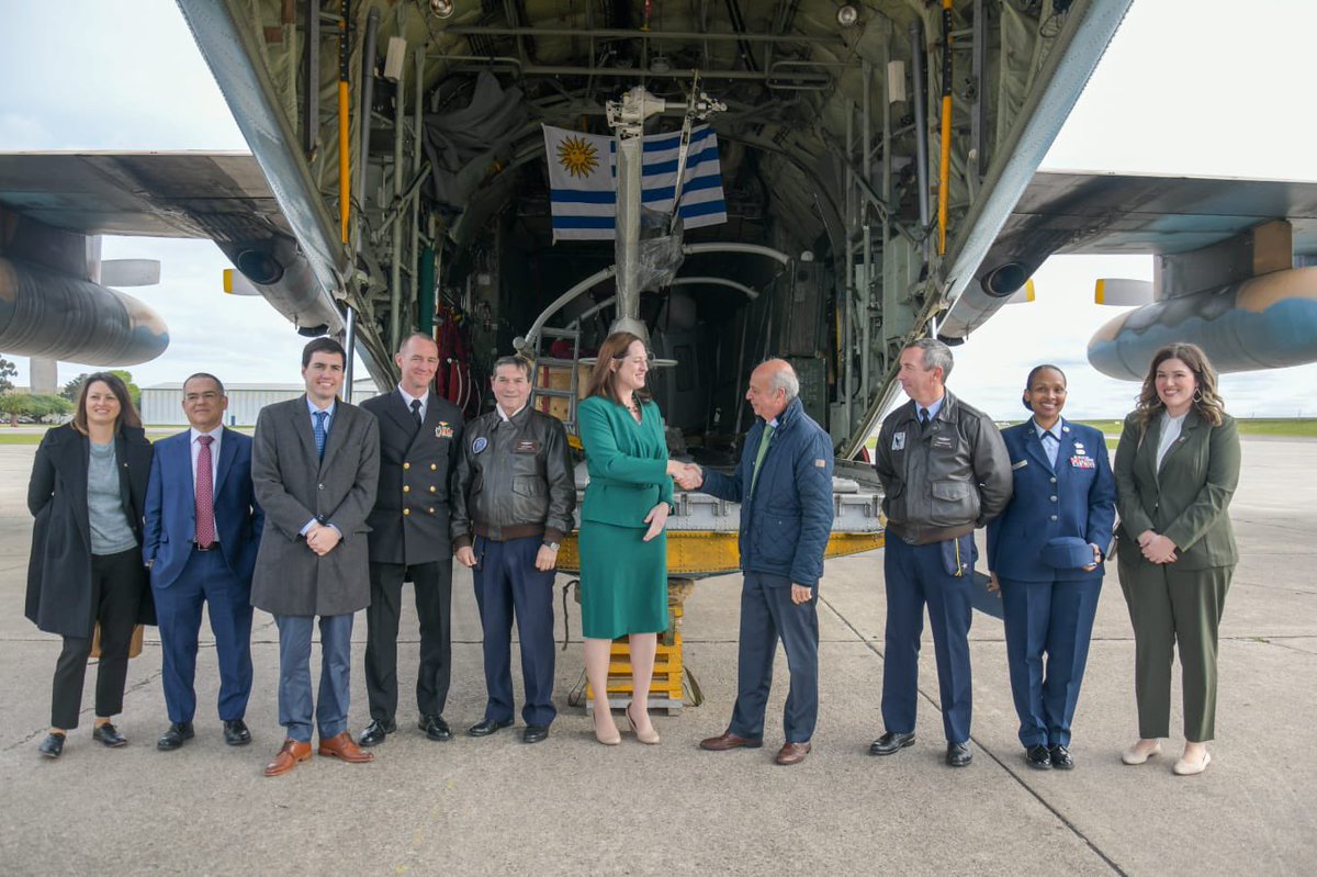 PucaraDefensa's tweet photo. La @Fuerza_aerea_uy recibió un @BellFlight 212
@HelisDatabase #helicoptero #bell #B212 #twinnhuey #helicopters #FAU
https://t.co/yIRXMLBmR3 https://t.co/1vBUc6rwZ8