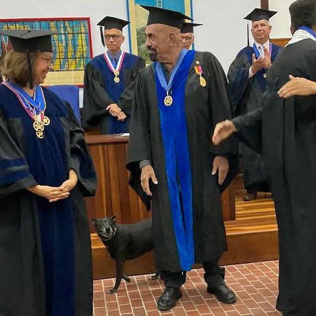 MigCastillejo's tweet photo. El dia 3 de Julio fue un día muy especial, estabamos en pleno acto de grado de Ingeniería, en el auditorio de Geología, cuando de pronto tuvimos una visita muy especial! 🐕‍🦺🐕‍🦺

#fiucv #actodegrado #graduacion #ingenieria #perro https://t.co/Ub6IlByaUC