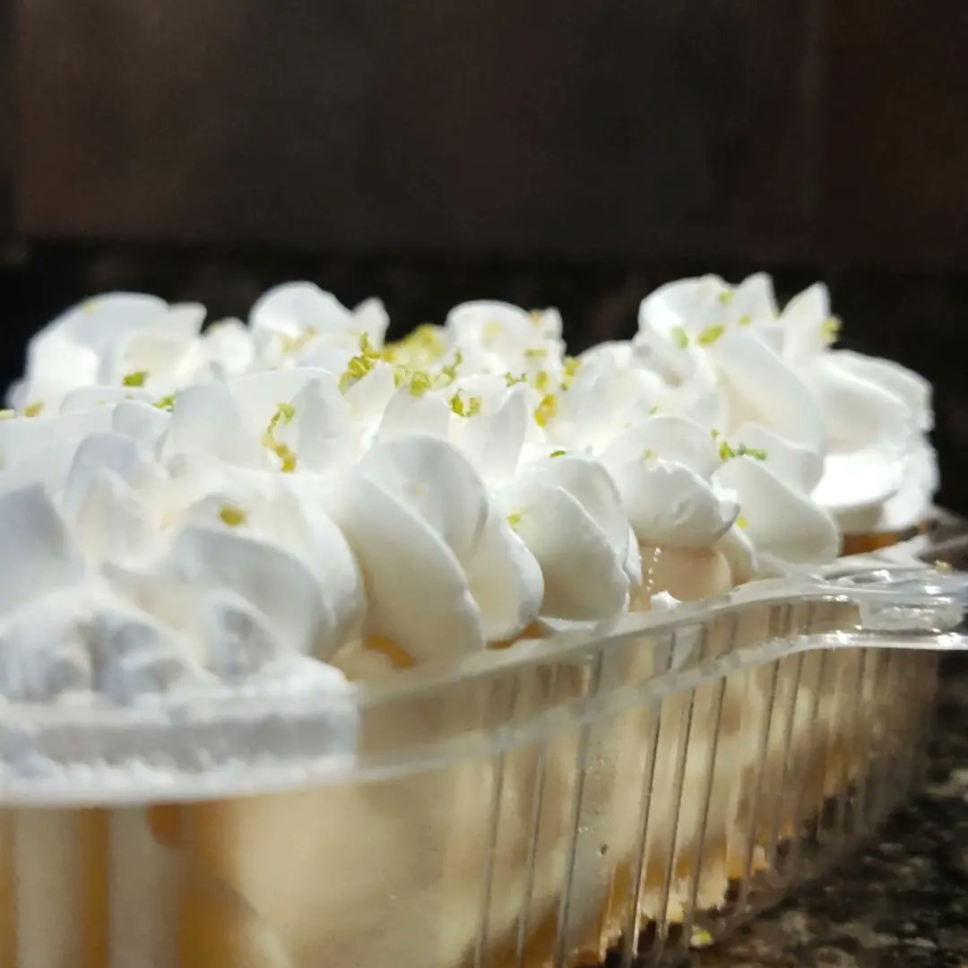 imfabiale's tweet photo. El mejor pie de limón x 3.5$ , cada centavo vale la pena, no es el único postre que ofrecen pero es mi favorito, no es finito no empalaga es simplemente perfecto, la chica es super amable, 📍son delivery 
Mordisquitopie, algo cool es que aceptan pagos por Paypal se los recomiendo https://t.co/nOArlUYCh7