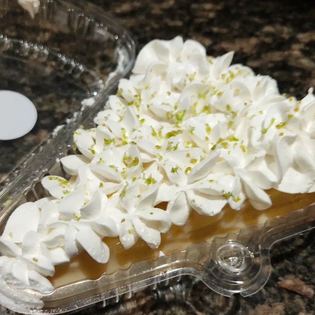 imfabiale's tweet photo. El mejor pie de limón x 3.5$ , cada centavo vale la pena, no es el único postre que ofrecen pero es mi favorito, no es finito no empalaga es simplemente perfecto, la chica es super amable, 📍son delivery 
Mordisquitopie, algo cool es que aceptan pagos por Paypal se los recomiendo https://t.co/nOArlUYCh7