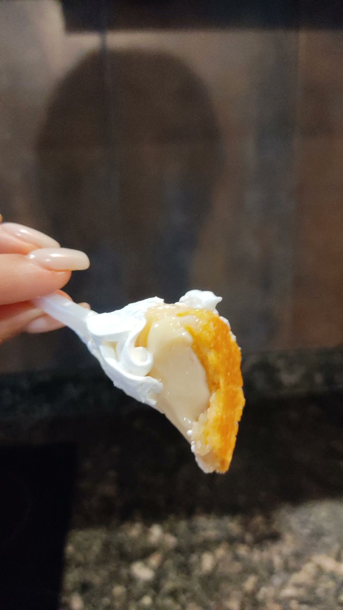imfabiale's tweet photo. El mejor pie de limón x 3.5$ , cada centavo vale la pena, no es el único postre que ofrecen pero es mi favorito, no es finito no empalaga es simplemente perfecto, la chica es super amable, 📍son delivery 
Mordisquitopie, algo cool es que aceptan pagos por Paypal se los recomiendo https://t.co/nOArlUYCh7