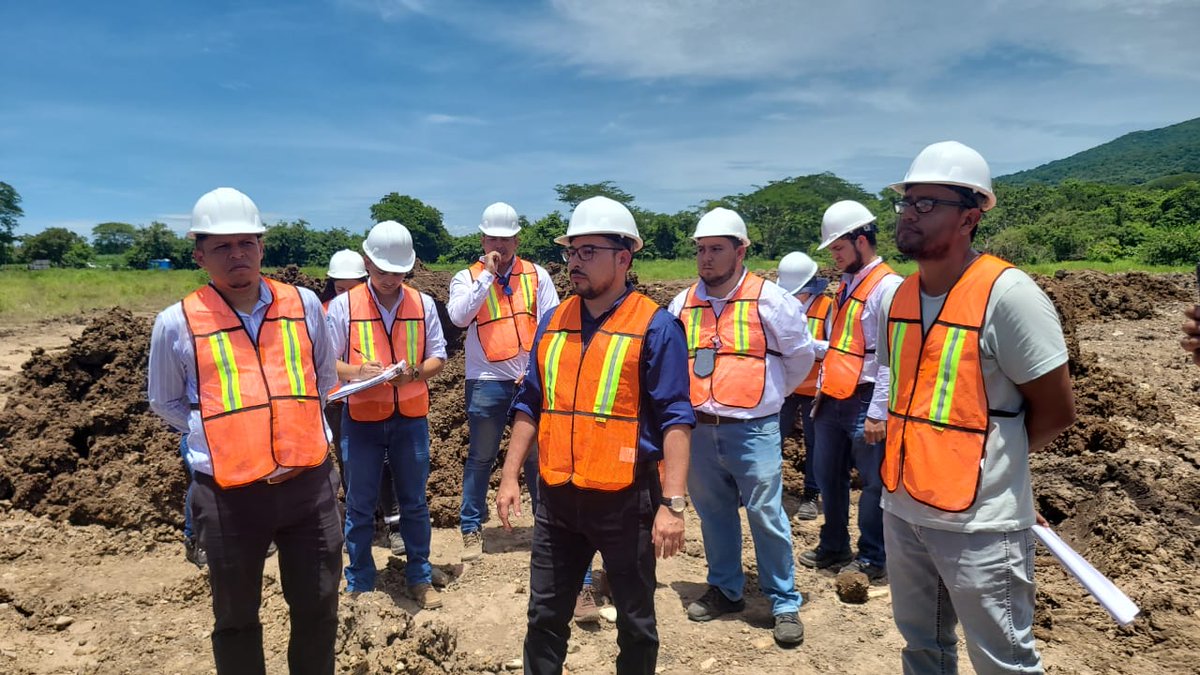 SuchiNOgranjas's tweet photo. 🚨¡Importante noticia!
Este día recibimos la visita del presidente @AutoridadAguaSV, @CastanedaCJorge  y su equipo técnico en las instalaciones de la Granja Suchitlán, propiedad de la Avícola Salvadoreña. En esta inspección, acompañada de las Comunidades y Sistemas de Agua... 🧵 https://t.co/gpMPi0OX4J