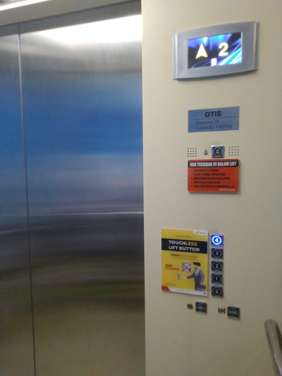 Andz_Andrean's tweet photo. Hidup itu gak segampang naik lift bisa naik turun dengan nyaman , lebih kaya naik turun tangga lebih berasa bebannya tapi ya enjoy aja namanya juga kehidupan 😁

#andzone https://t.co/0NyYpbZeED