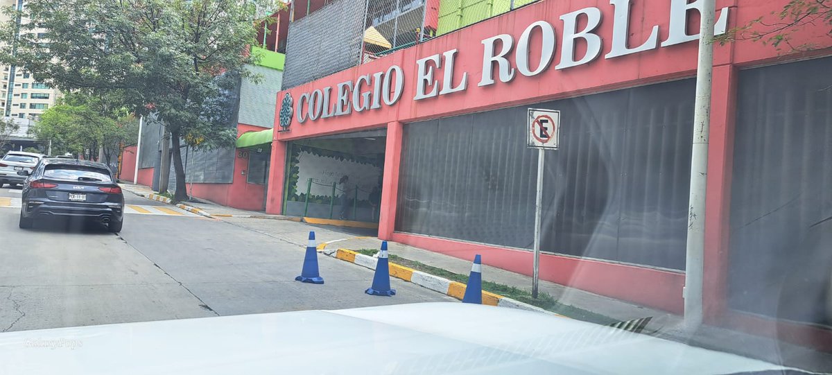 pops6661's tweet photo. @HuixquiGob La pregunta es porque a estas personas las dejan estacionar sin problema.....

Aunque se estacionen en doble fila nuestra preparada, servicial y policía no hace nada aunque ocasionen mucho tráfico. https://t.co/UnSA8w0Og6