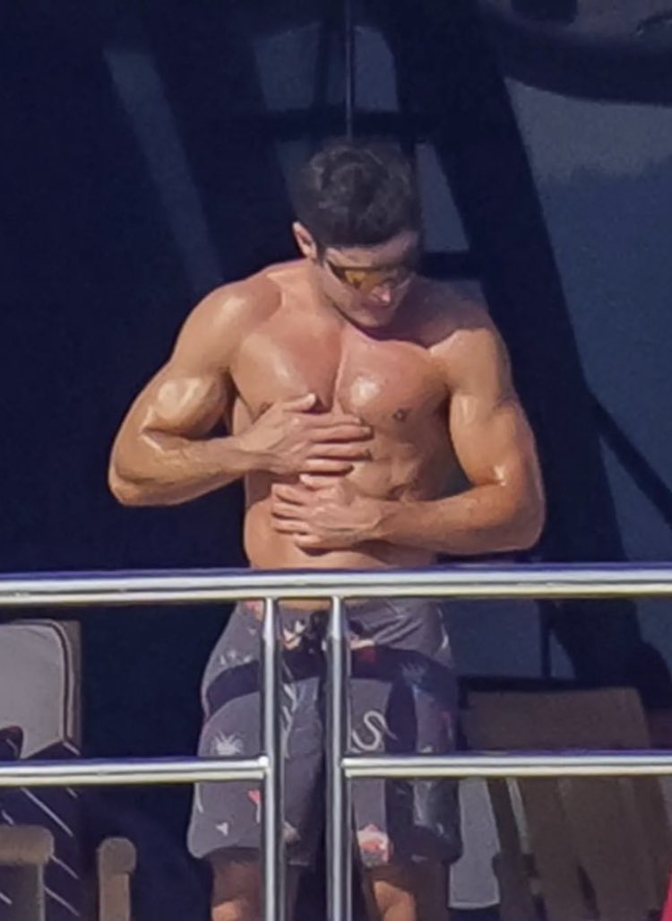 zachcfron's tweet photo. Surprise, bitch. I bet you thought you’d seen the last of me. #Zefron https://t.co/YumBolvh7u